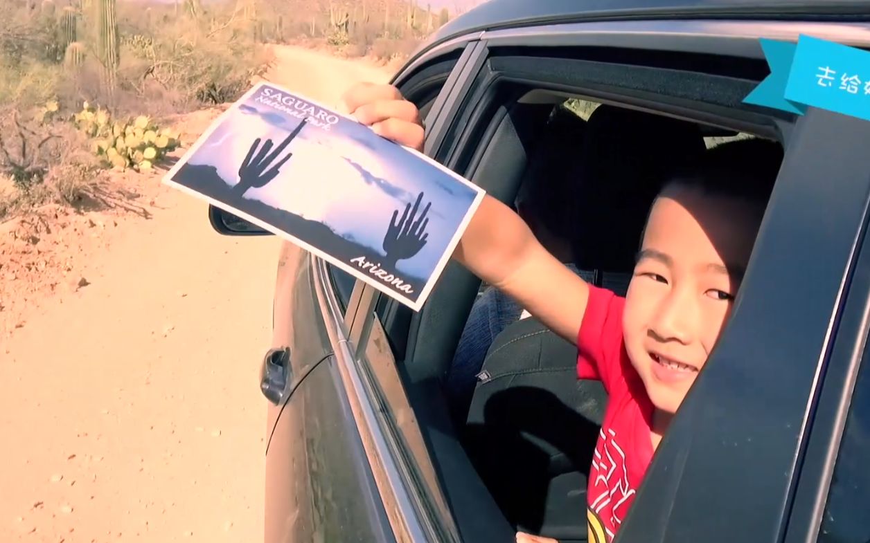 【巨大】中国酷爸带着5岁儿子穿越美国仙人掌森林 这仙人掌长的有点