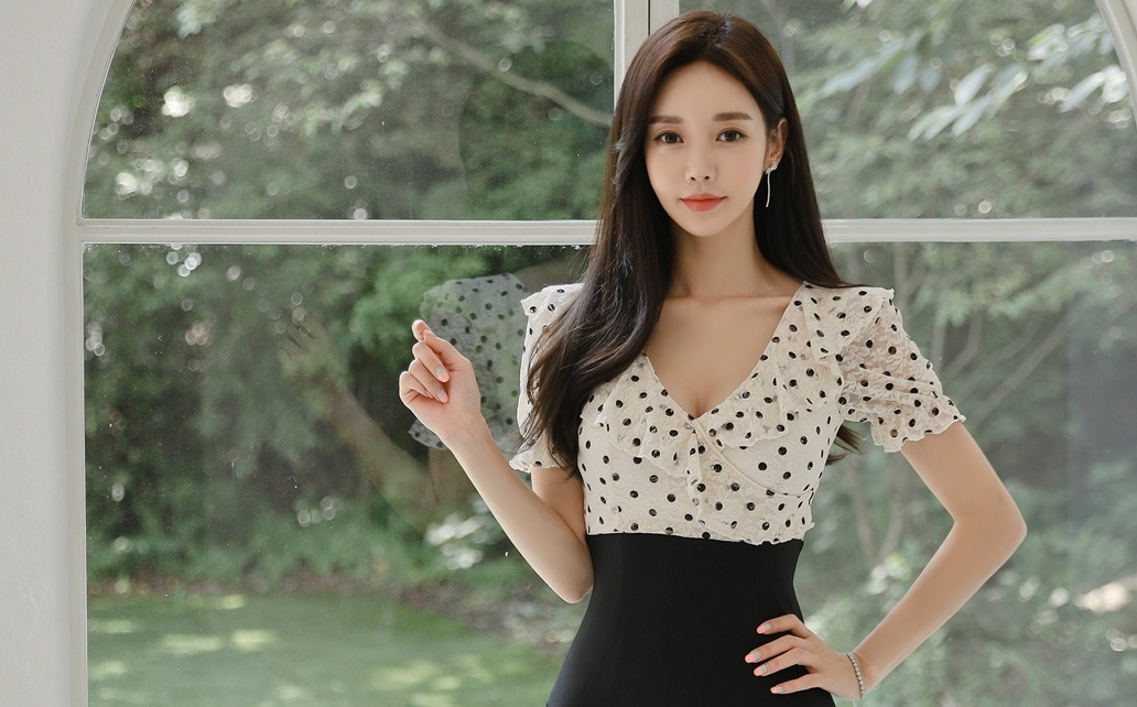 孙允珠,低胸波点上衣搭配超短裙