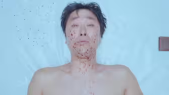 男人被带到一间密室，医生一片片的将他物理阉割，让他尝尽了生不如死的痛苦，杀死恶魔的医生在你心里到底是善还是恶！