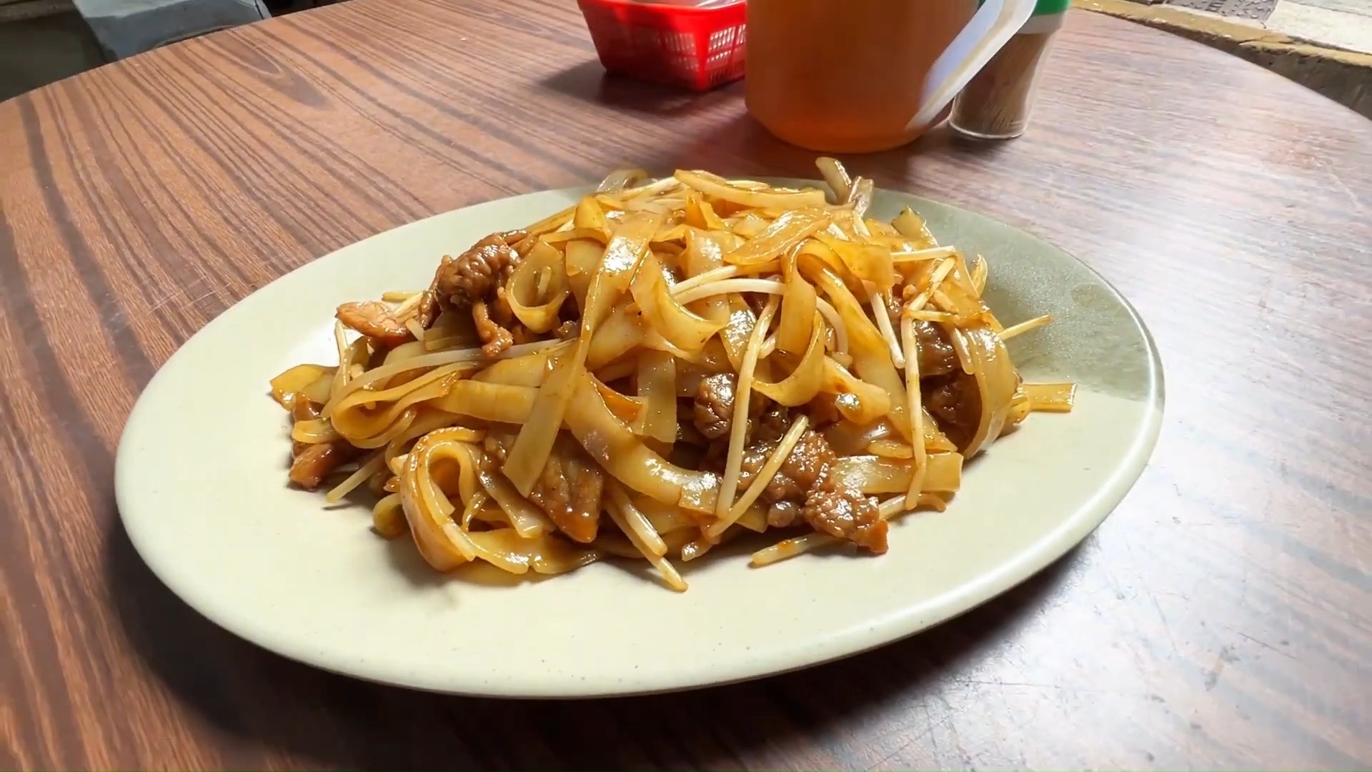 探秘香港美食传奇!干炒牛河,镬气腾腾,每一口都是匠心独运的口感盛宴!