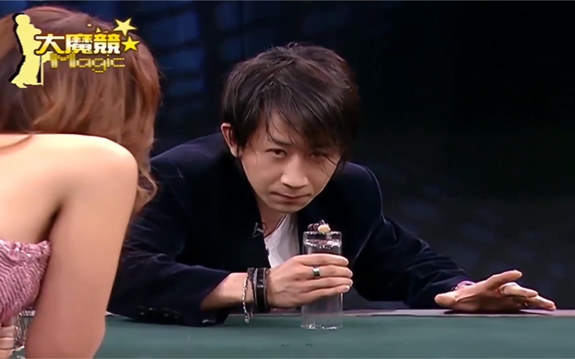 刘谦魔术绝活:开心果隔空穿透玻璃杯,原来如此简单!