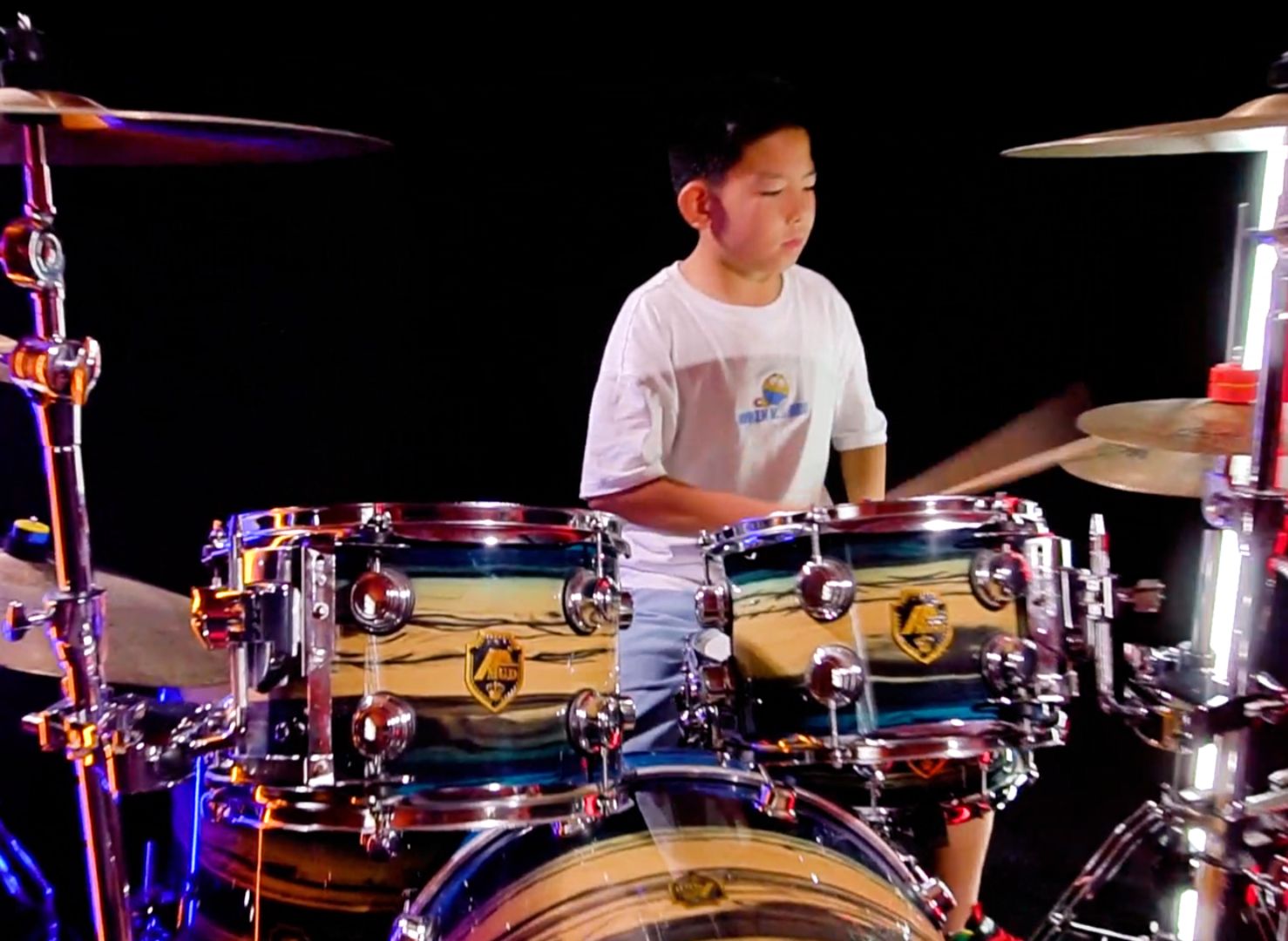 7岁小朋友打架子鼓好有范儿,快节奏完美演绎,太有激情了
