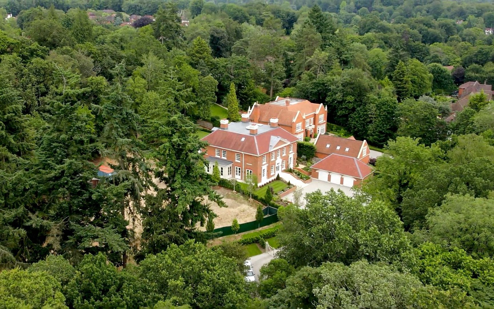 英国05550万林间别墅,现代轻奢新古典主义风格,漂亮的中庭楼梯