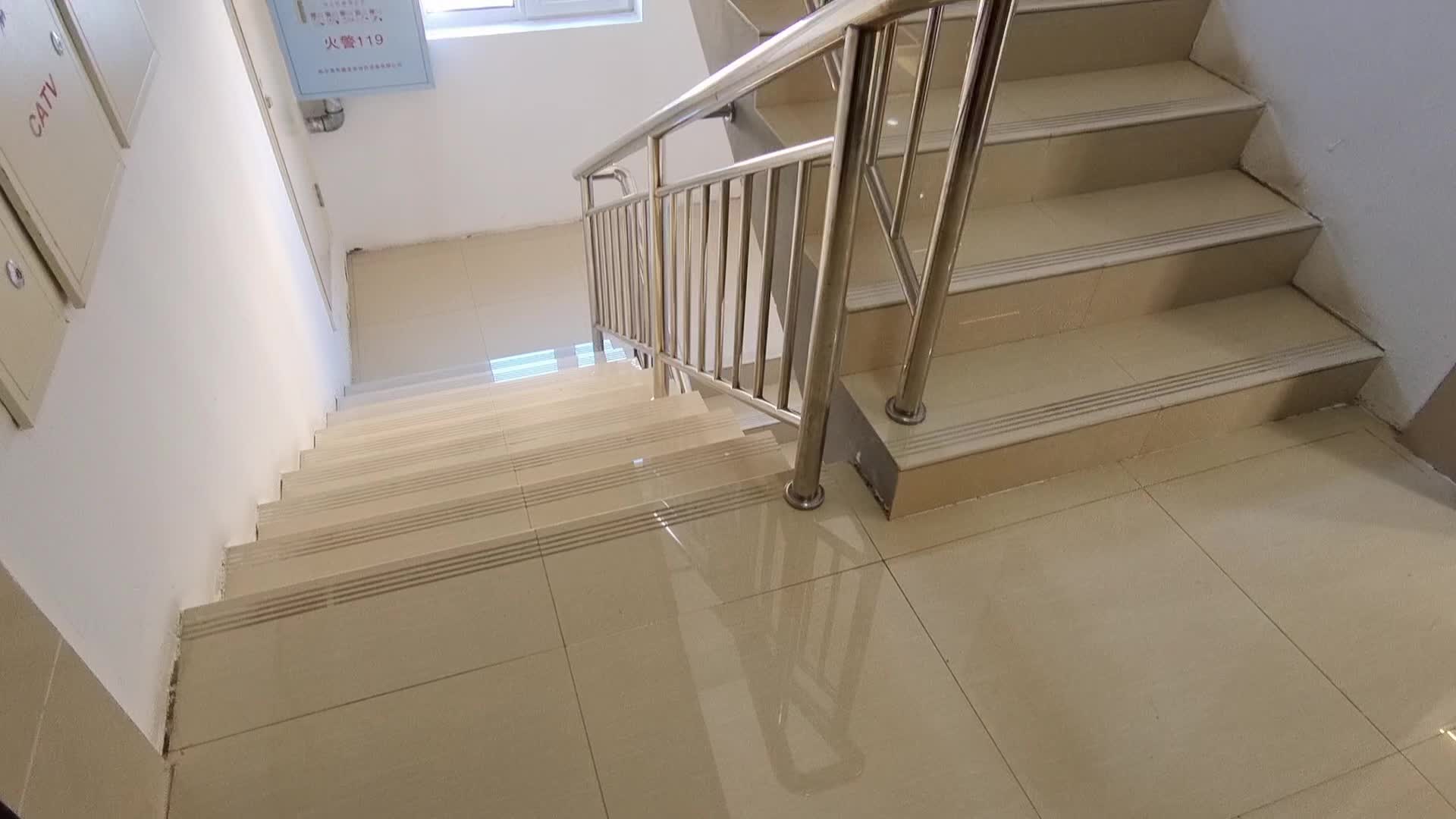 看看这楼梯间多干净好的小区配置就是不一样