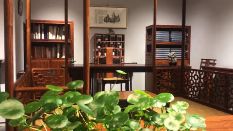 透过一张架子床看到的世界| 一间明式书房。明式家具最适合使用在书房了