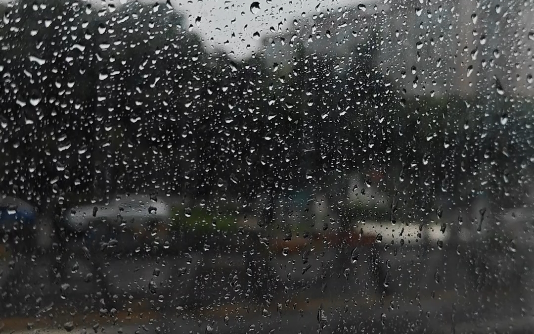 车窗外下雨图片美景图片