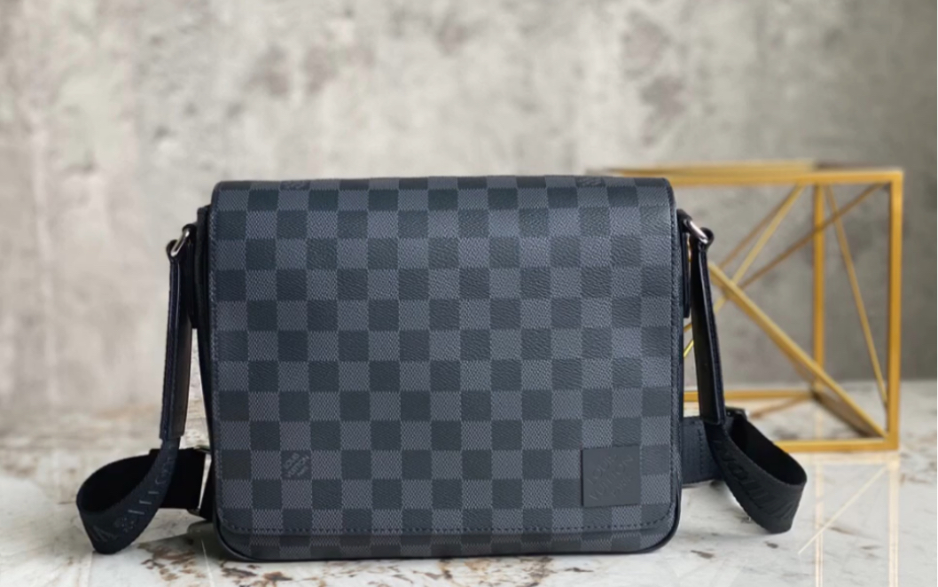 说一下高仿lv路易威登m42710黑格 男包邮差包系列 district 小号邮差