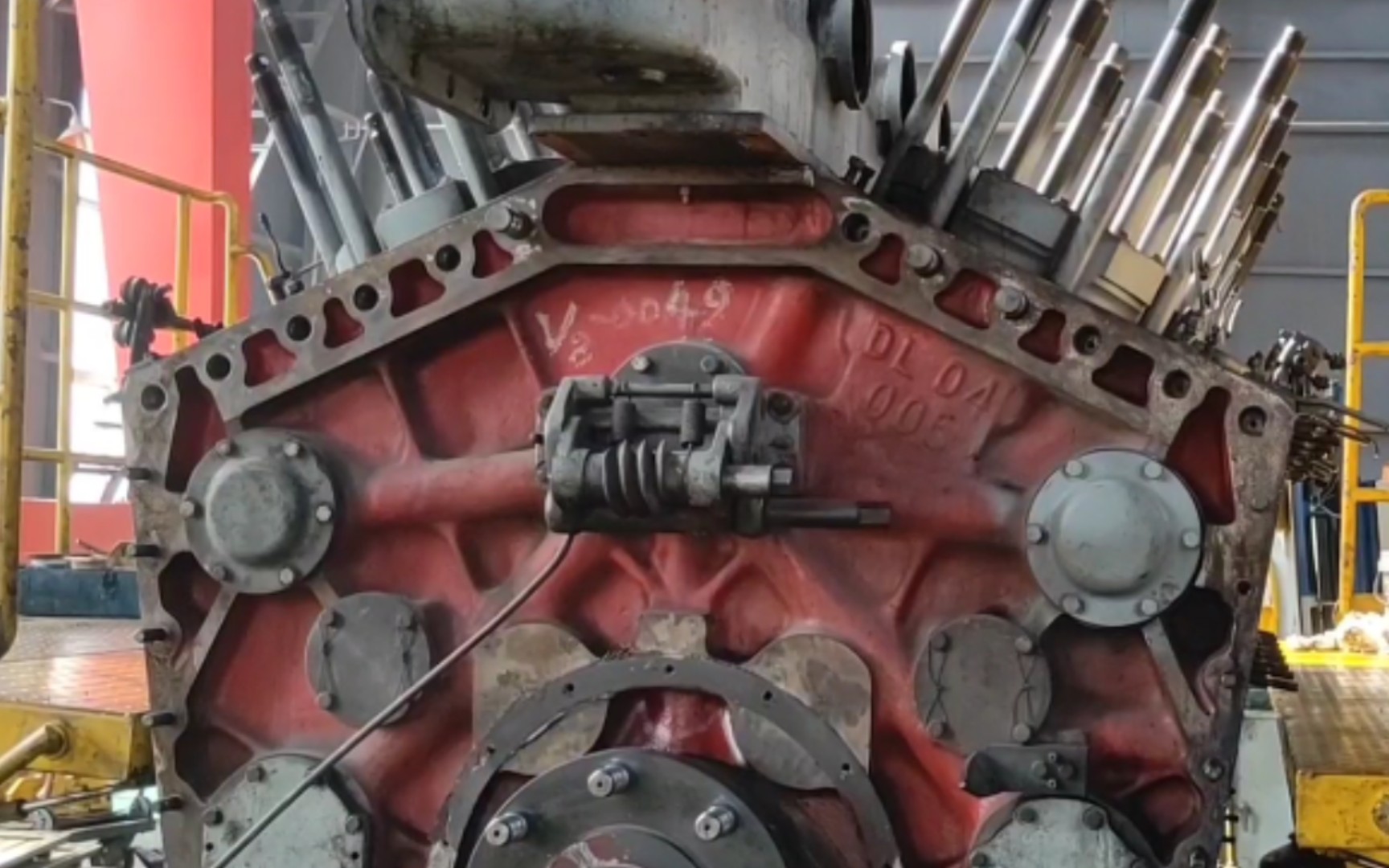 东风5内燃机车8缸柴油机解体