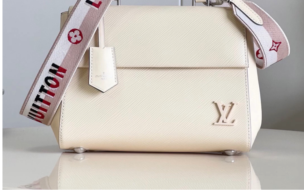 说一下高仿lv路易威登m59134米白 cluny bb 手袋为 epi 皮革勾勒新意