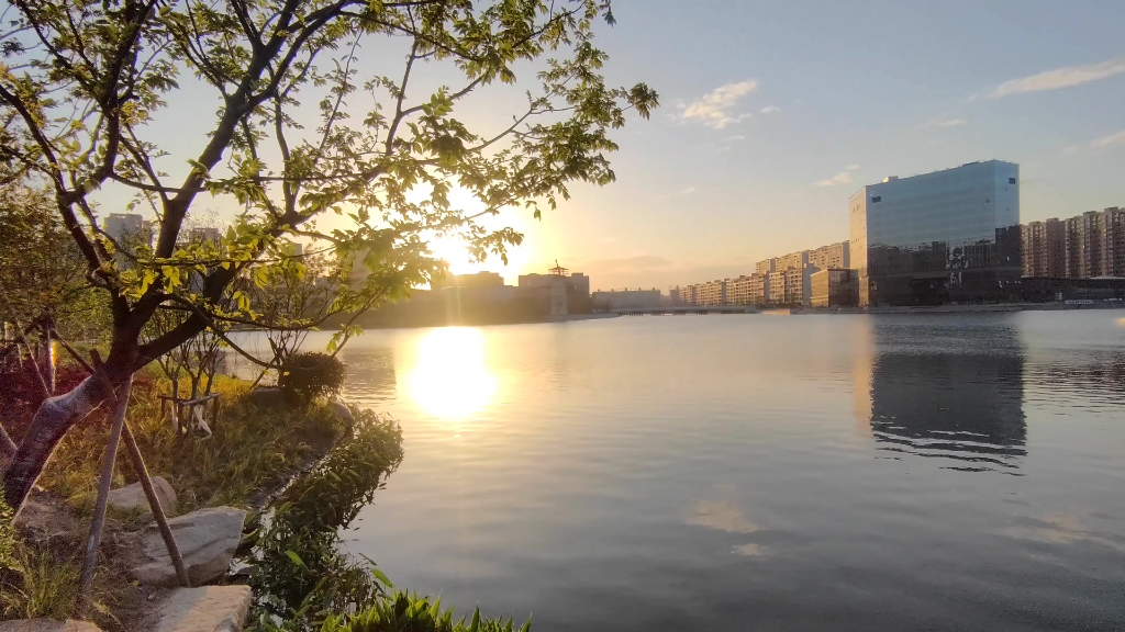 傍晚的夕阳清澈的湖水