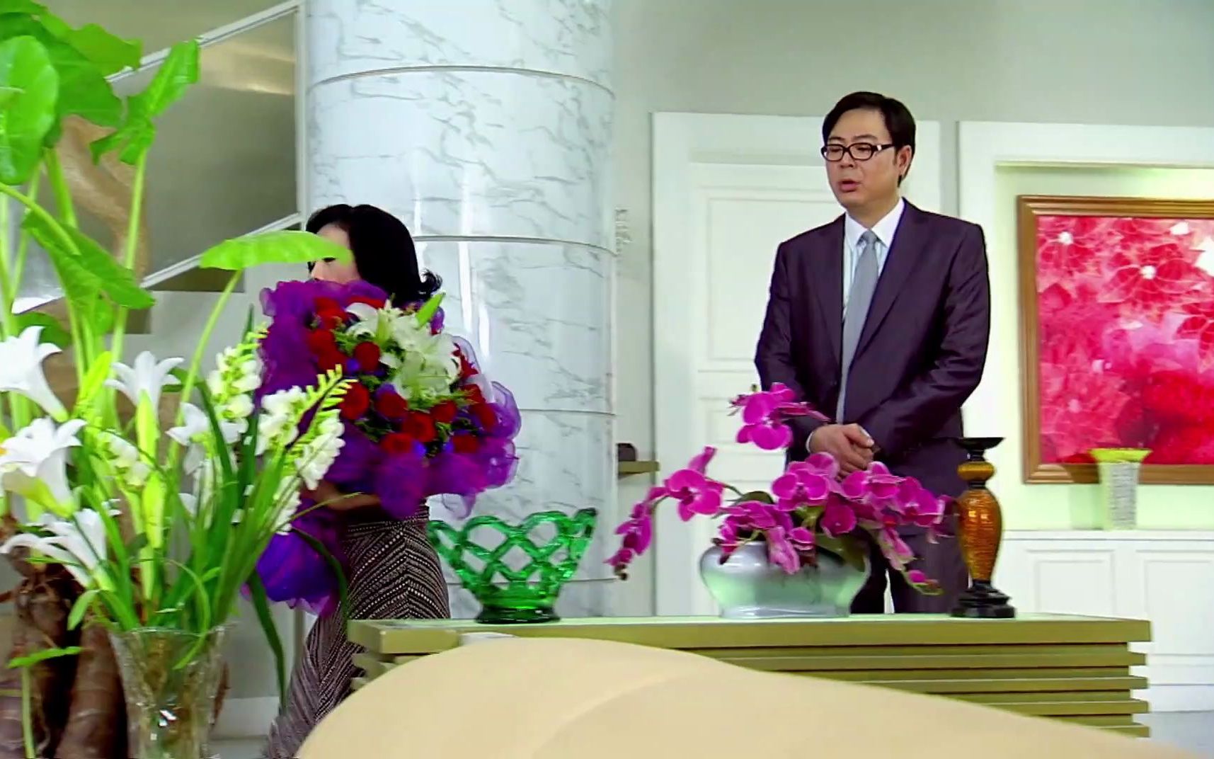 小菊的秋天:小菊偷偷给李香如送了花,方海见到却吃