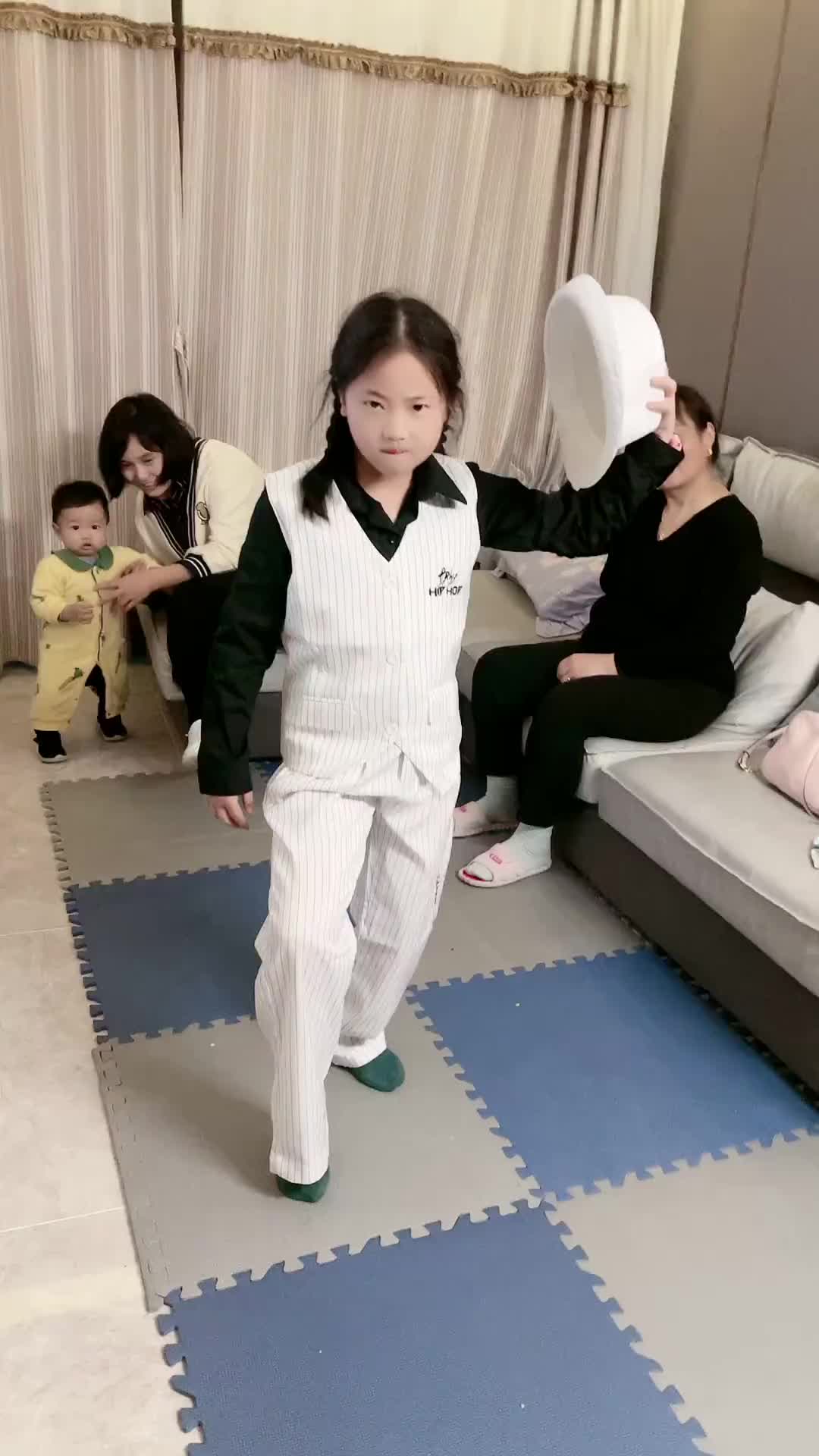 下雨天又出不去了家里的娱乐氛围就靠你了瑞琪组合瑞瑞小琪哥的日