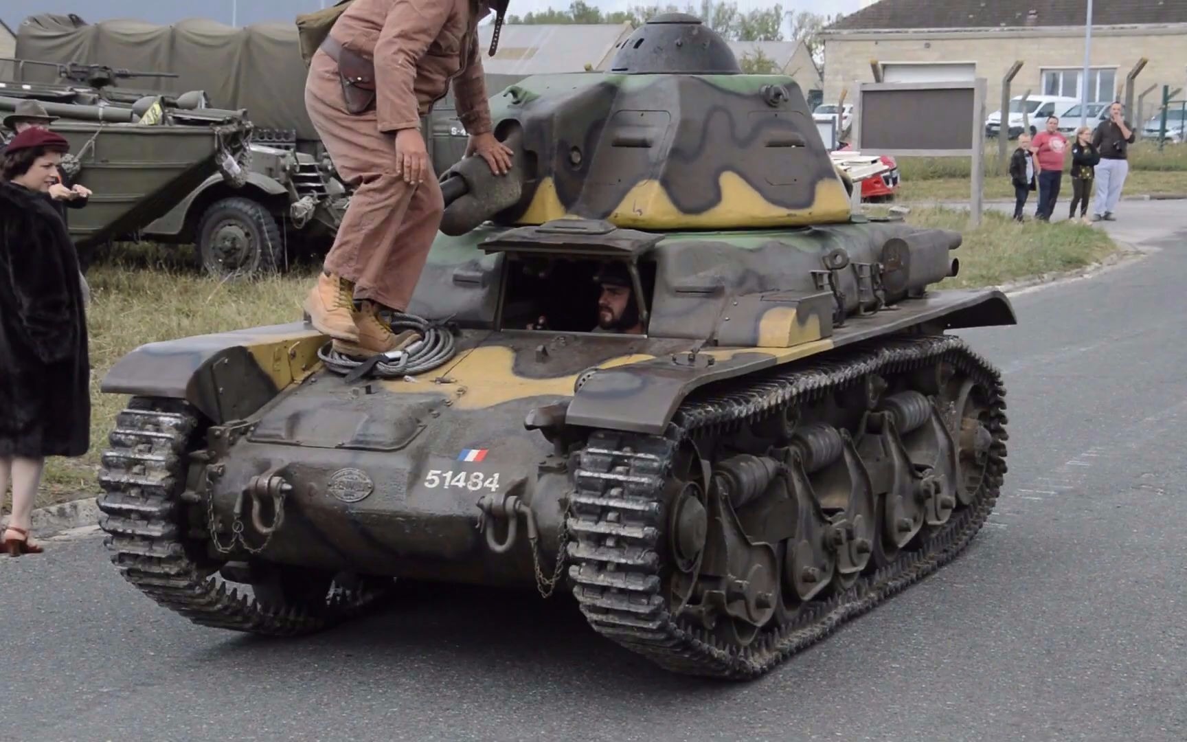 装甲雷诺r35轻型步兵坦克启动和行驶