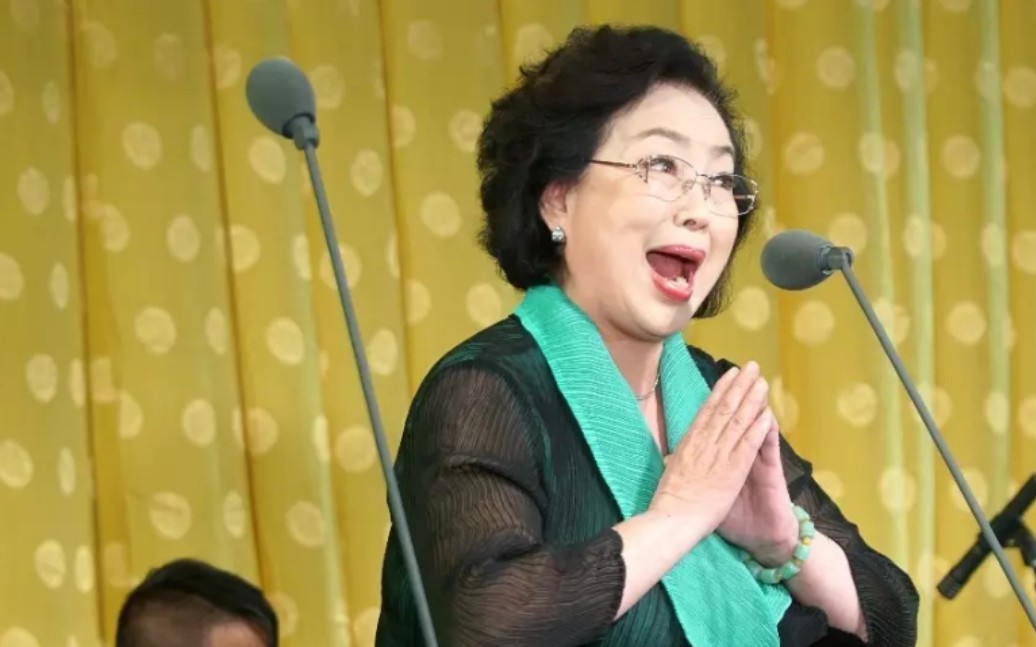 年轻的谭妈赵派名剧荀灌娘娃娃调深得赵燕侠真传