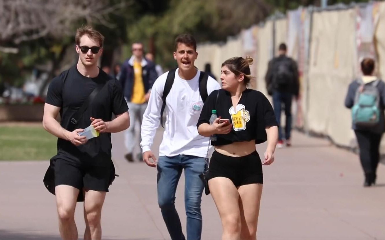 【恶作剧】老外街头向路人大声打招呼,小哥这嗓子太有魔性了