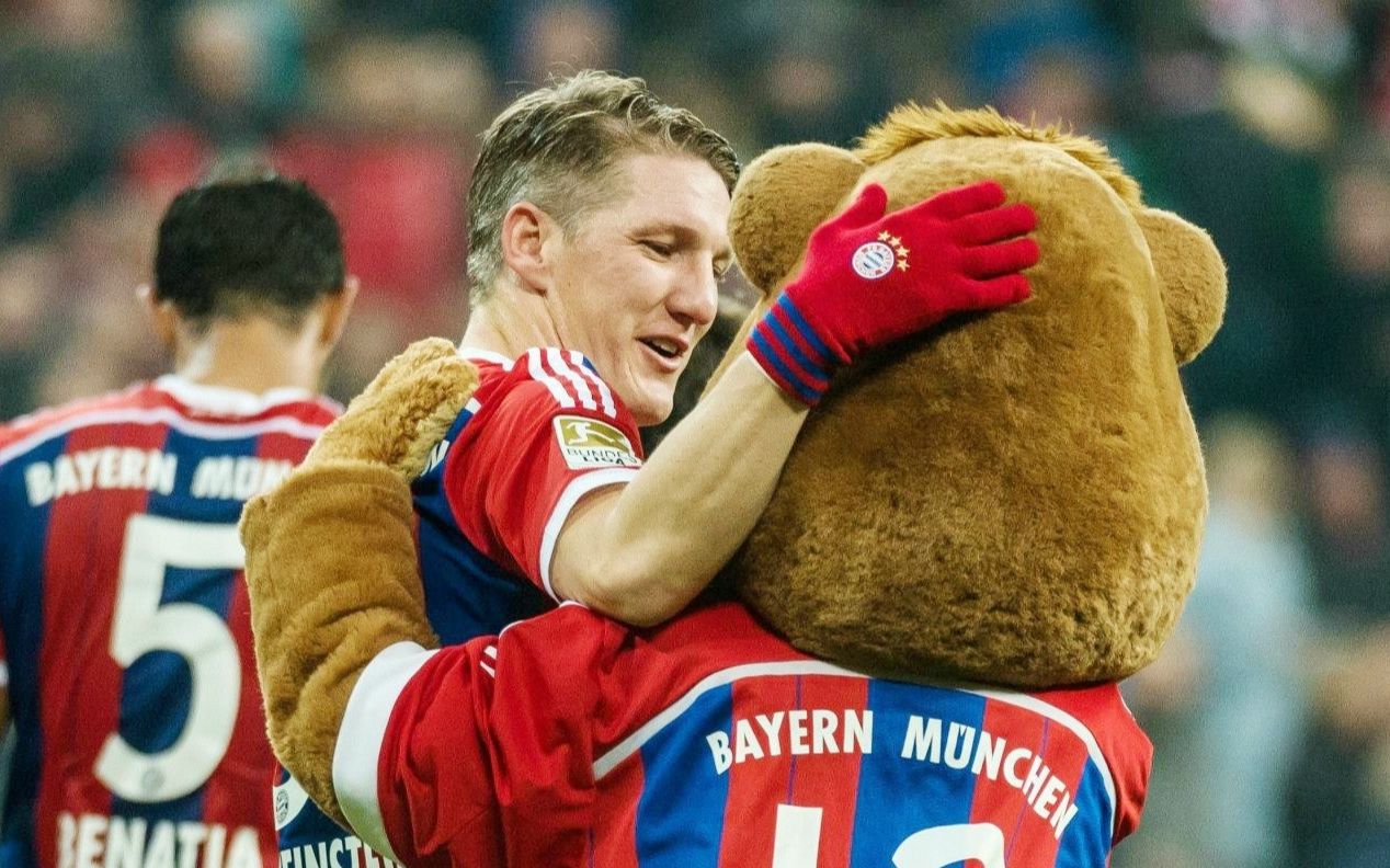 [图]调皮的小猪捉弄拉菲尼亚【Bastian Schweinsteiger】