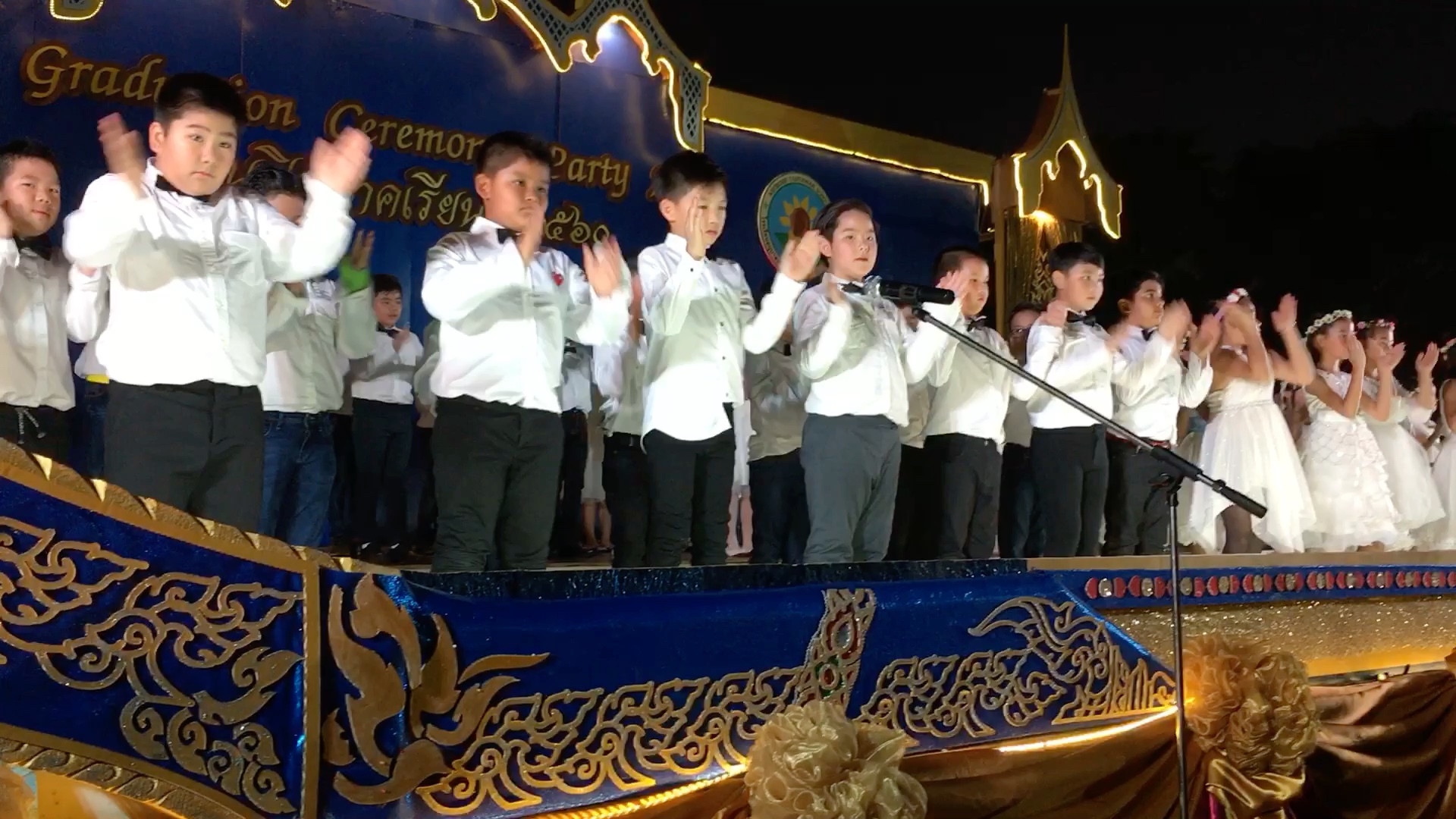 泰国三年级小学生合唱中(蜗牛与黄鹂鸟)英泰(母鸡啊)歌曲