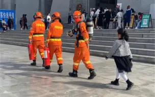 Скачать видео: 景区偶遇消防员爸爸，孩子的举动令人动容！