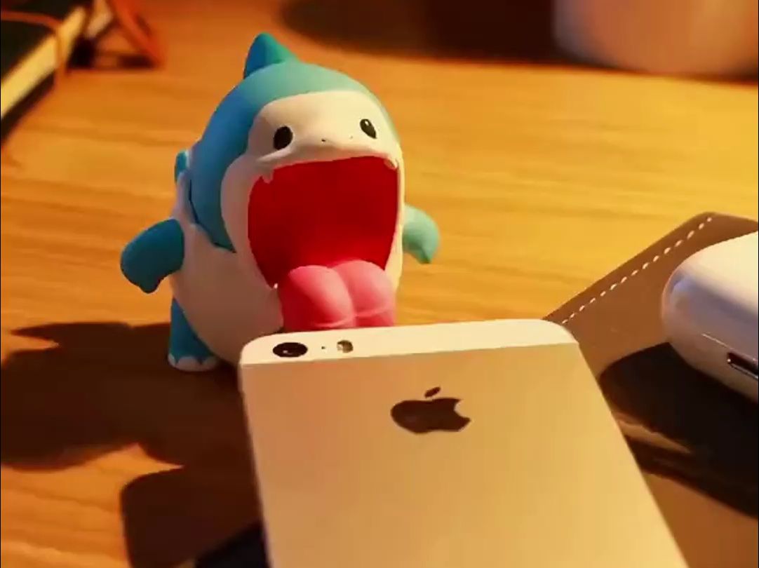 "可爱的小鲨鱼又来乱吃你的东西啦～"