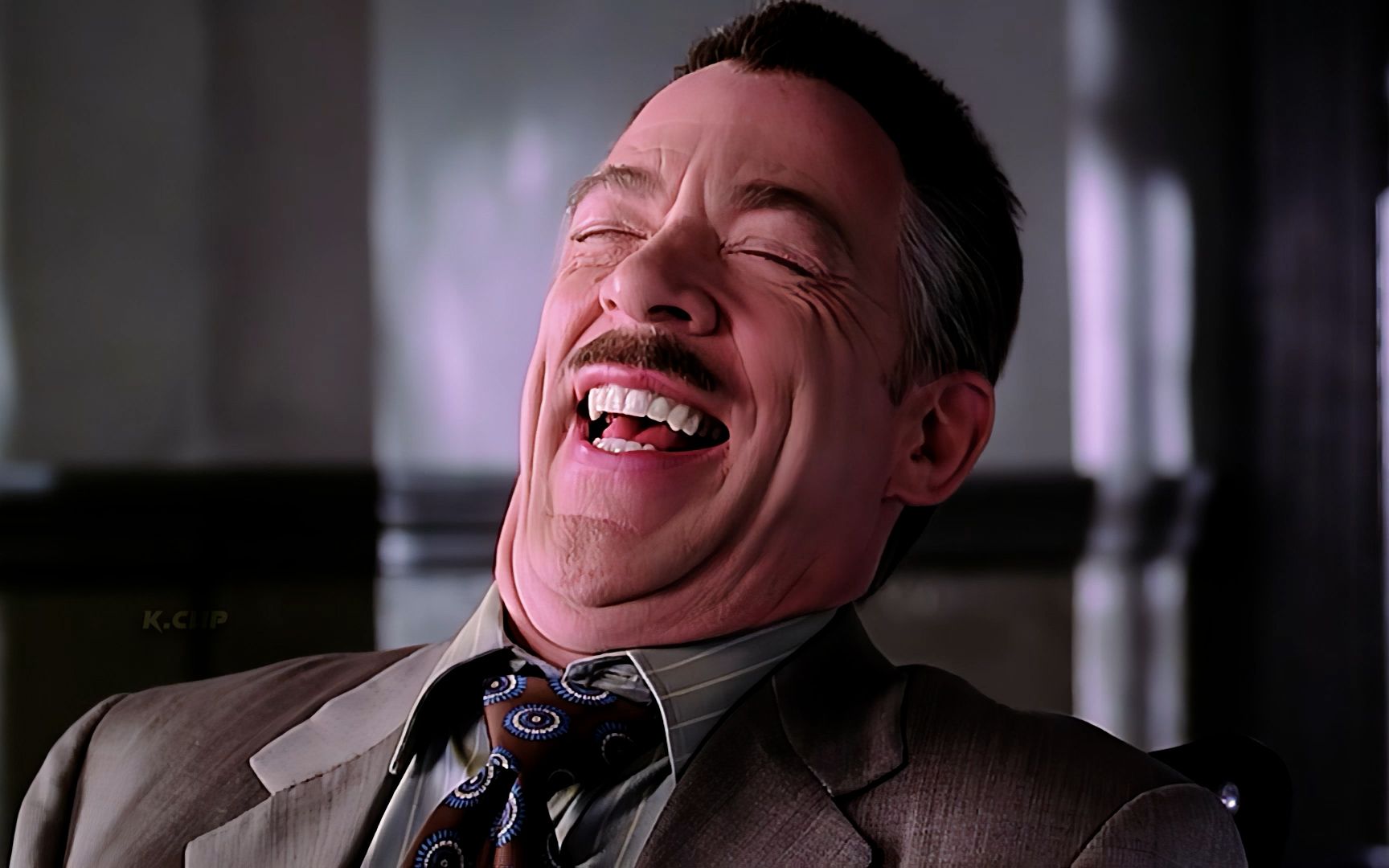 表面是小黑子的报社老板,背地里是蜘蛛侠的超级粉丝!