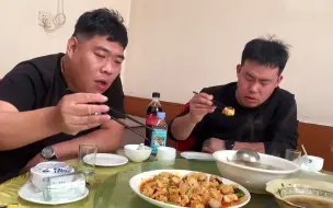 Video herunterladen: 诚子和猴哥奔袭百里吃当地的特色大盆菜，竟没想到醉翁之意不在酒