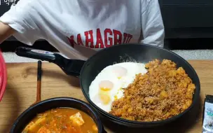 下载视频: 萝卜泡菜炒饭和泡菜石锅Radish kimchi fried rice