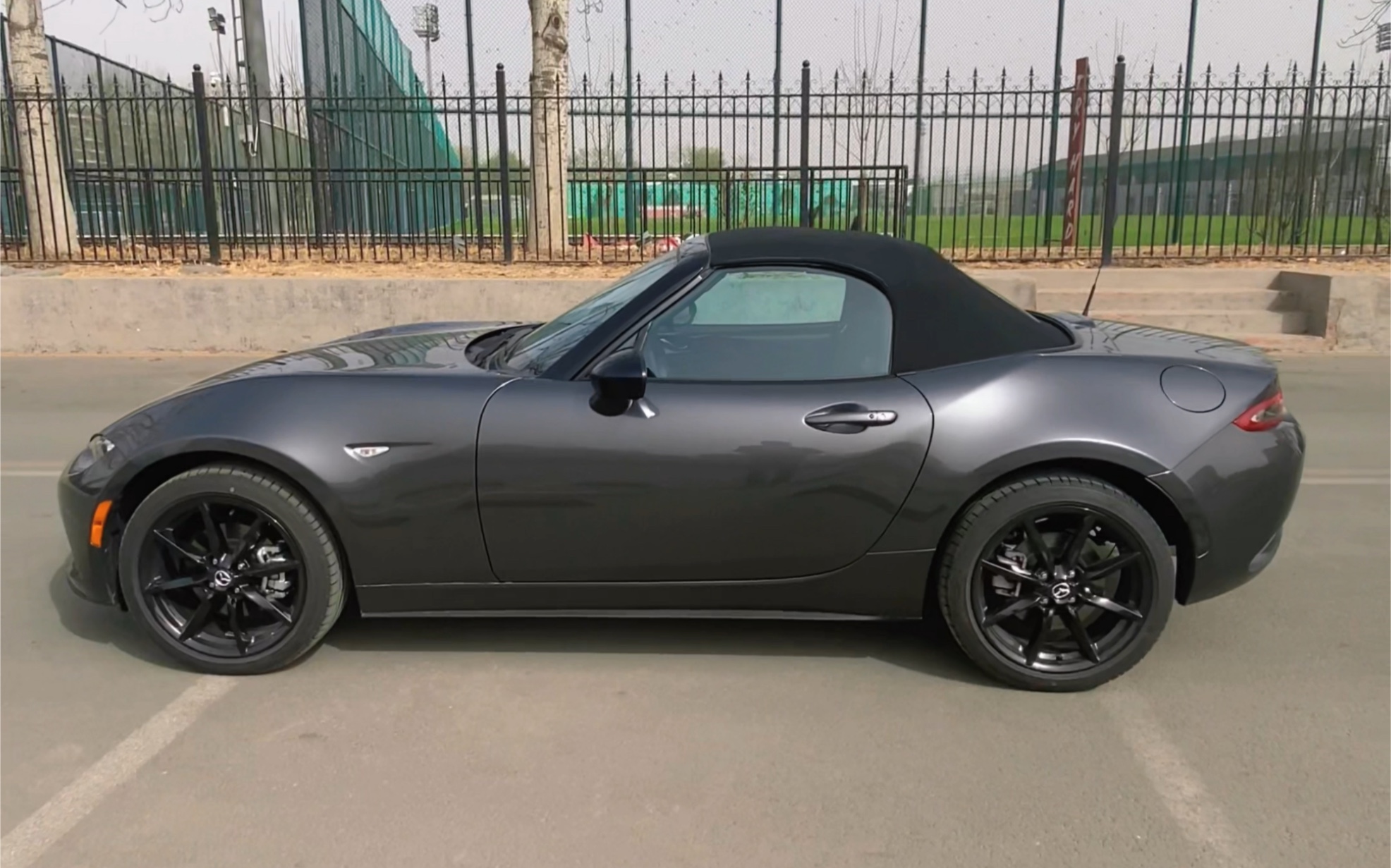 马自达mx-5 nd2 三十多万手动软顶后驱敞篷你觉得值吗?