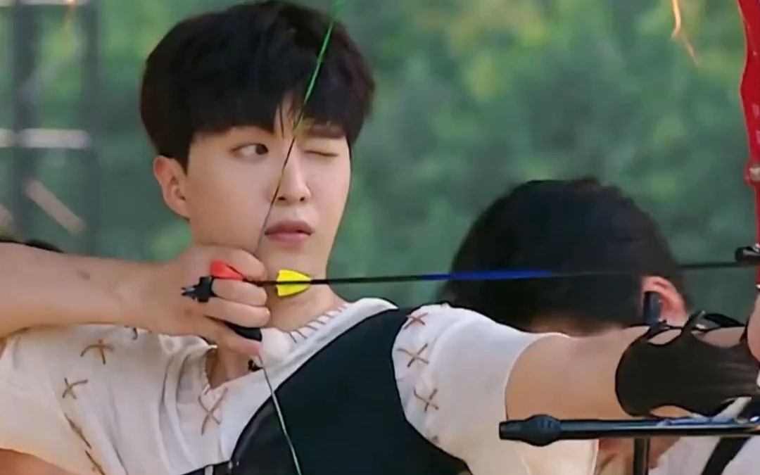 以前的#范丞丞 射箭:低头坏笑.现在的范丞丞射箭:嘿!