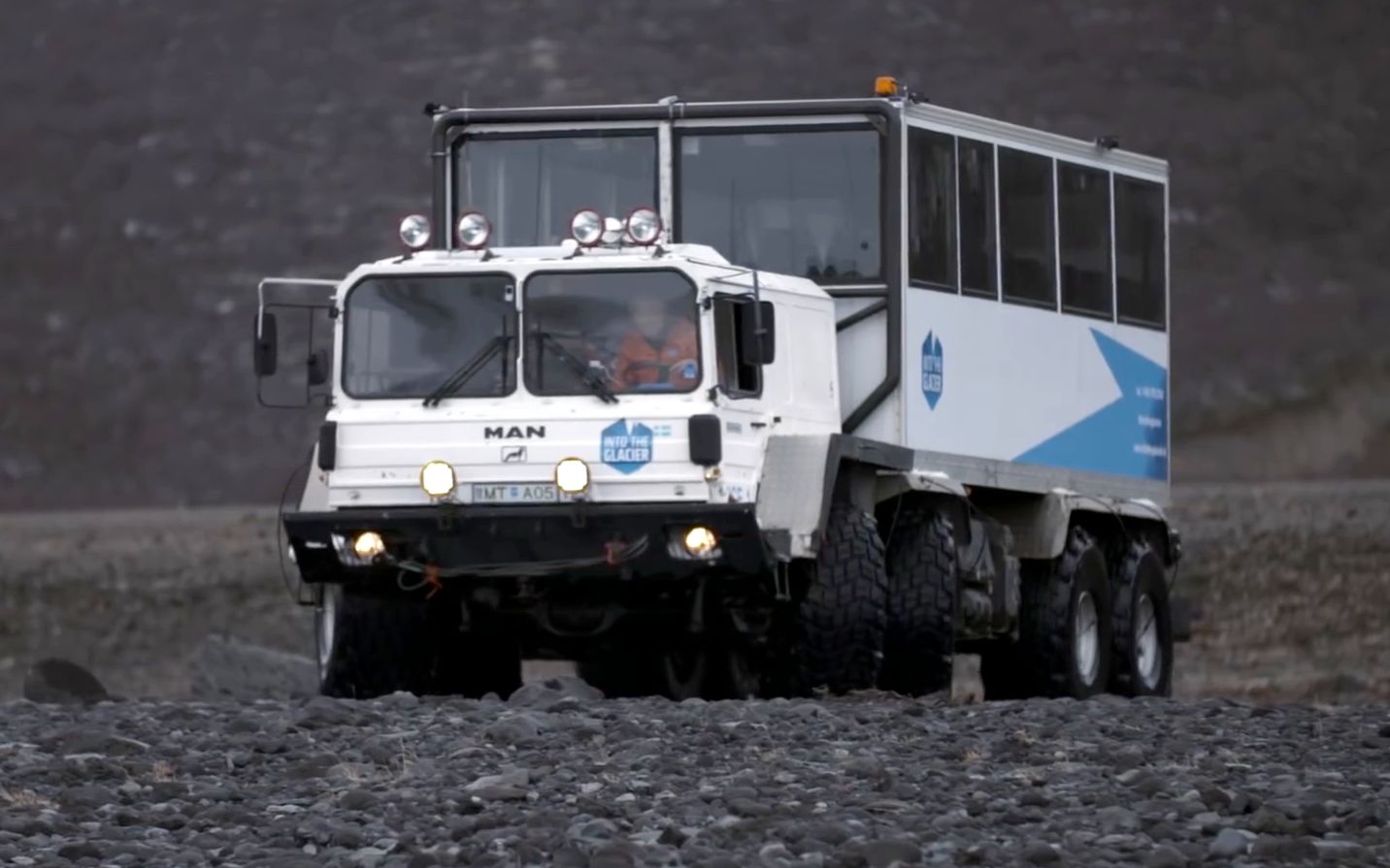 中英双语字幕与曼恩kat1a18x8越野卡车一起登上冰岛第二高的冰山