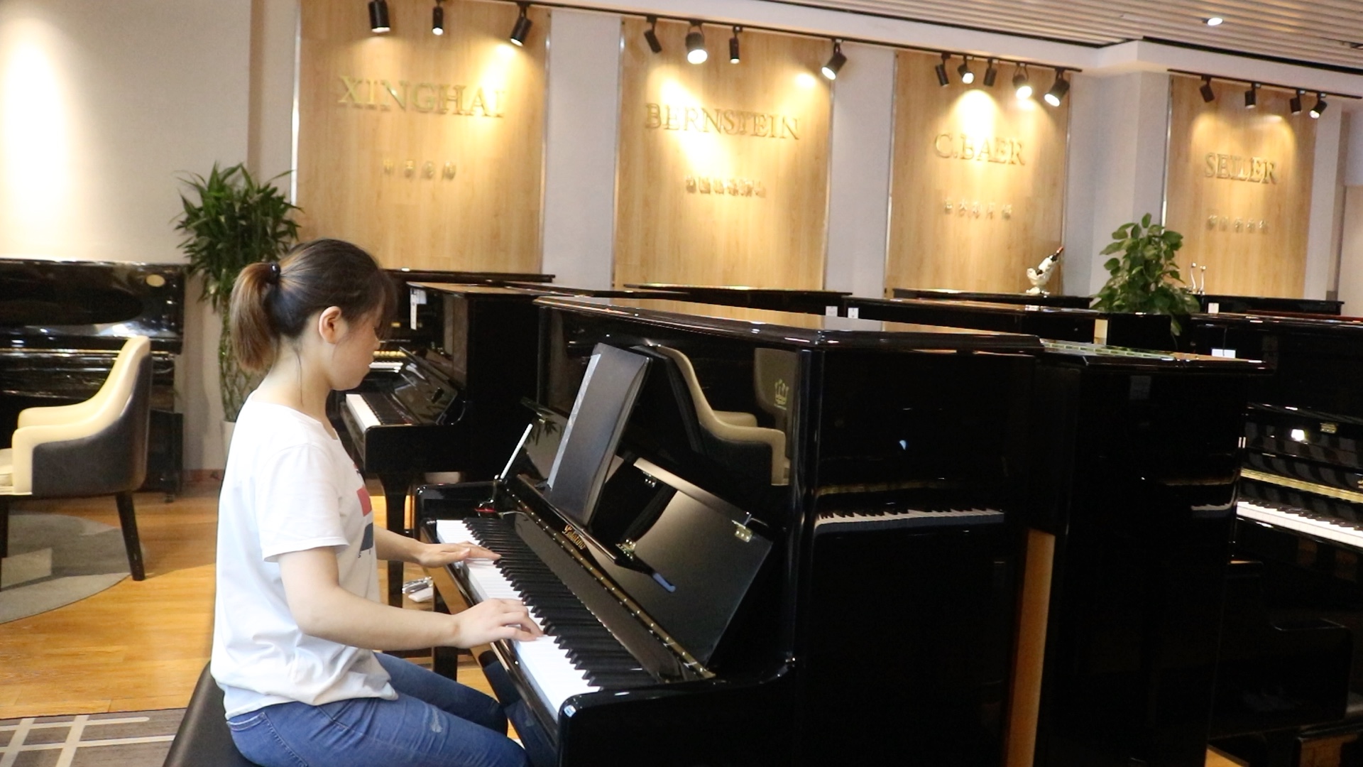 樊贝婷在上海弹钢琴弹得不好还是要努力