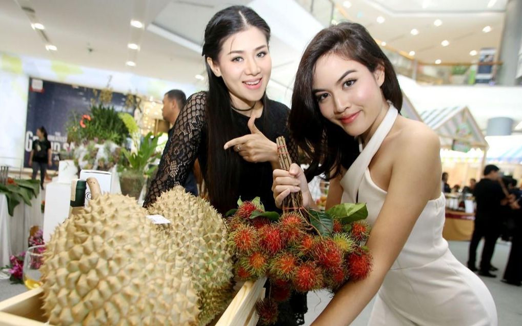 泰国姑娘来中国旅游,买一个榴莲花了250元,直言明天就要回国!