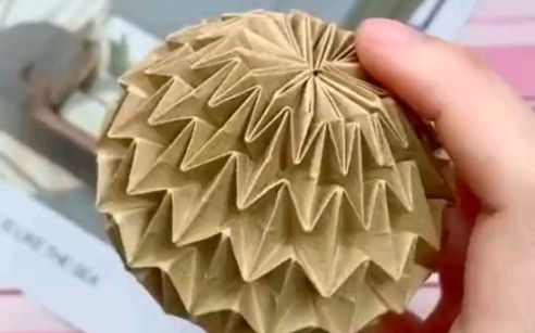 【折纸】,伸缩球,反正我是没看懂 .脑子:折个球,手:折个球