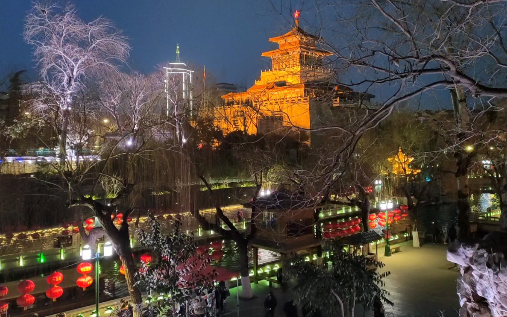 春节期间,济南护城河畔黑虎泉美丽的夜景!观泉赏景,让人陶醉!