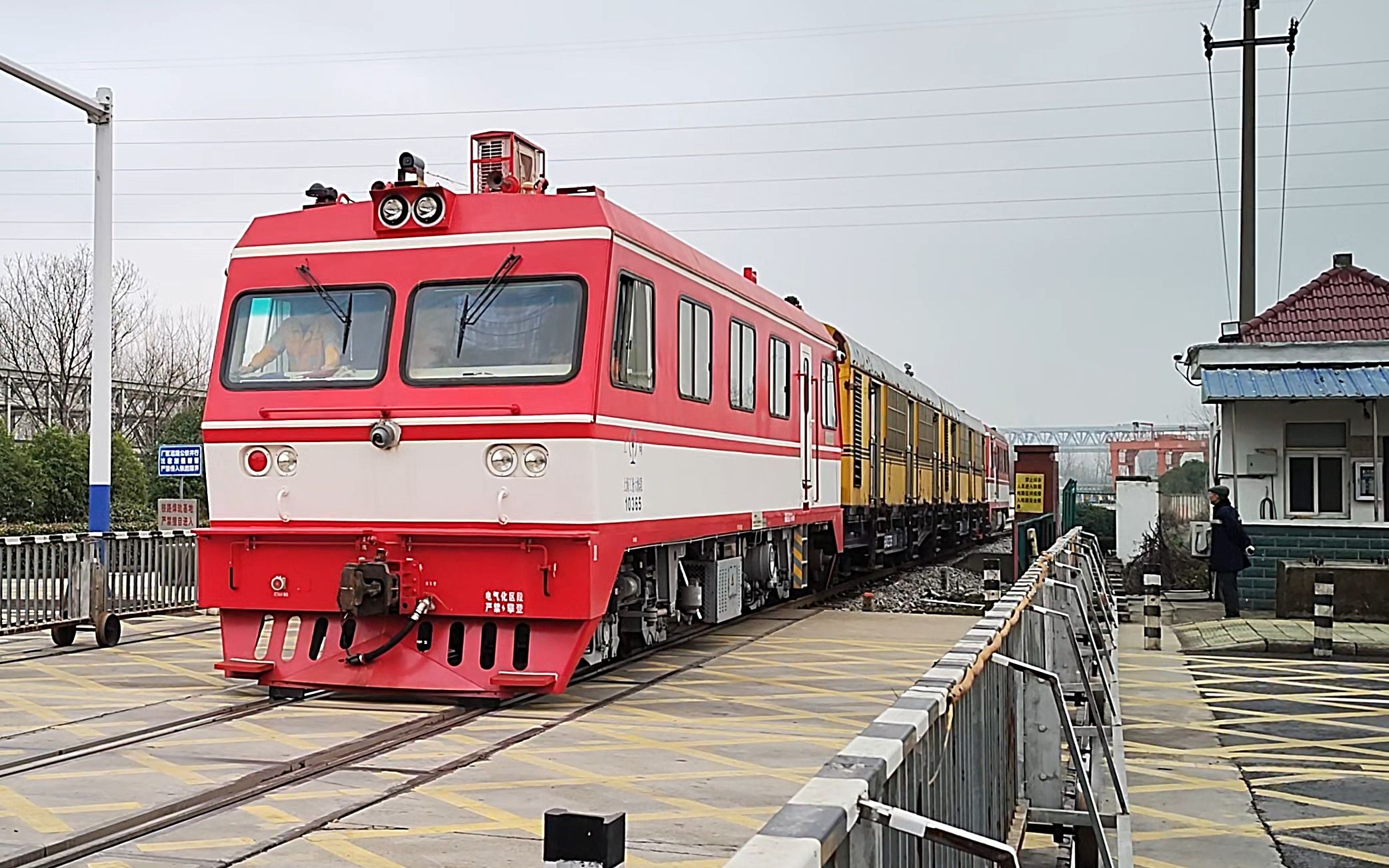 难得一见的上海工务段轨道车牵引公务车出芜湖焊轨厂去往周里庄站