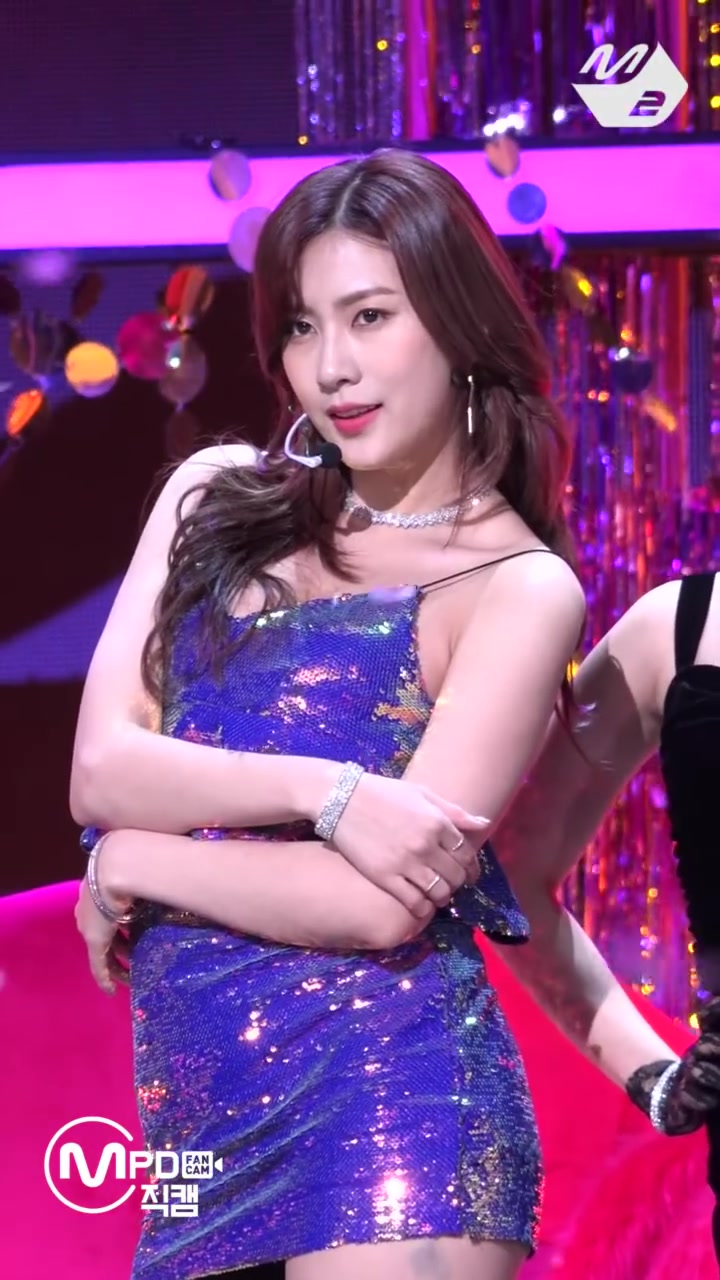 apink吴夏荣短裙性感好身材就应该秀出来