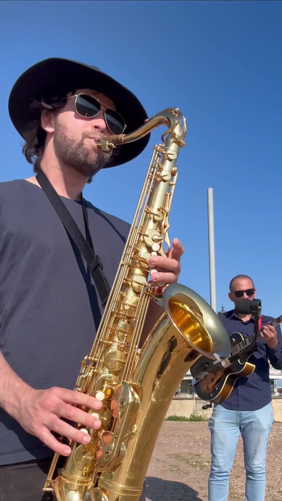 在布莱顿海滩表演一些爵士乐标准和我自己的歌曲