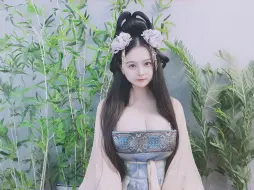 Скачать видео: 唐制汉服《簪花仕女图》还原款诃子裙形制没问题富丽堂皇风格