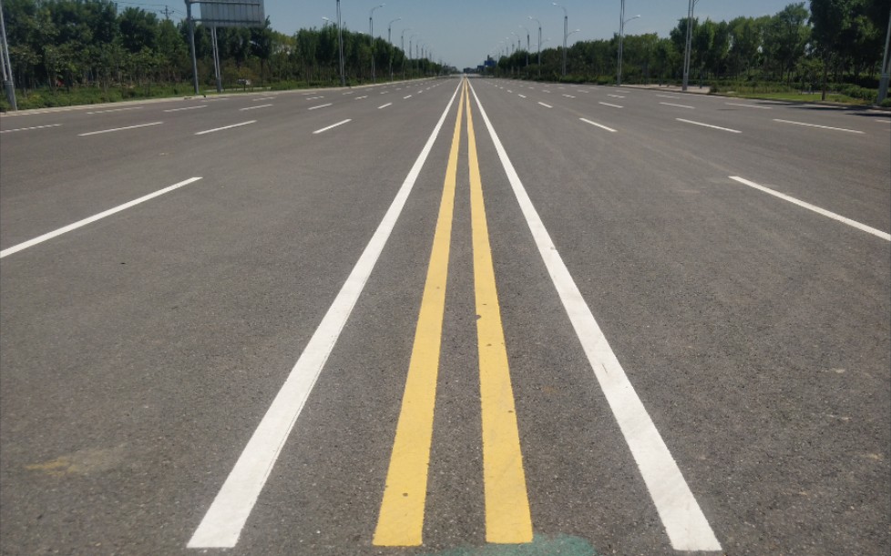空旷的路上压着双实线慢慢行驶