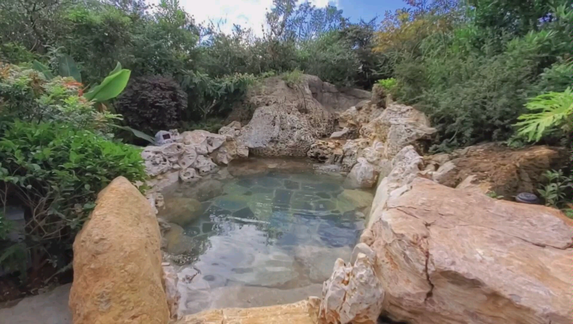 昆明原生态天然温泉泡池,旁边的温泉别墅150万