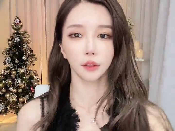 尹素婉2022-01-01-57