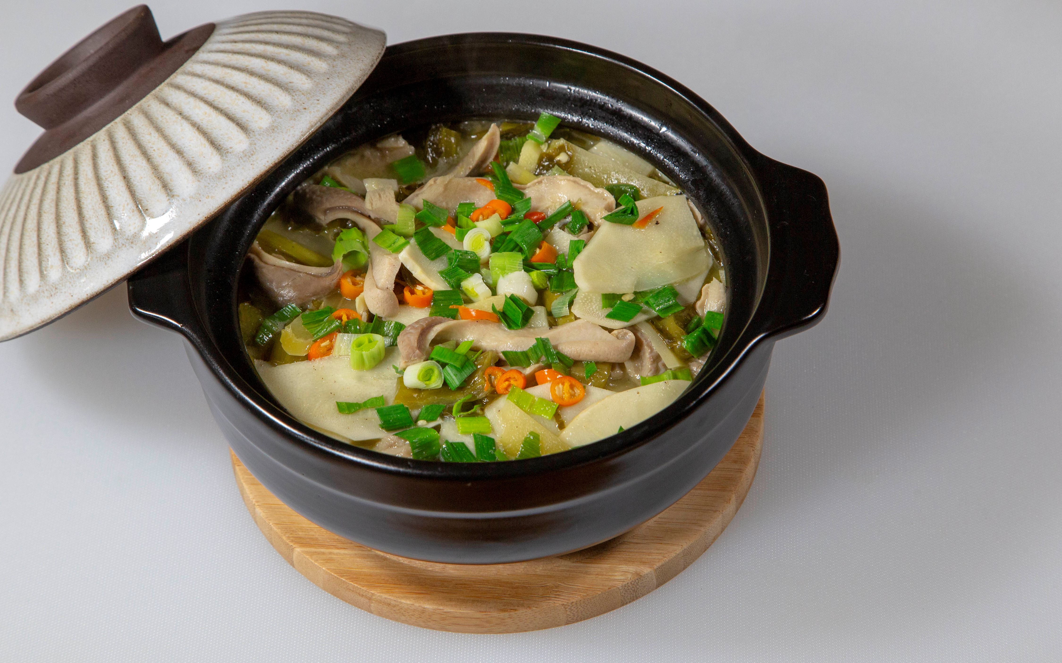 家常而入味的猪肚酸菜煲,做起来好吃到一个人一盘还不够_哔哩哔哩 (゜