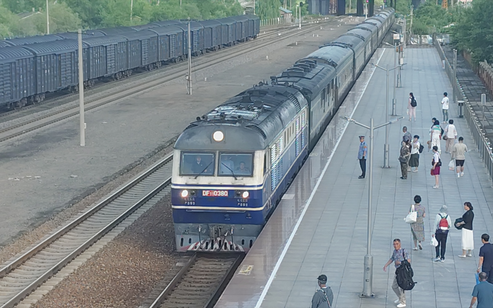 【必剪任务】早上5点双鸭山福利屯站两班进站列车记录