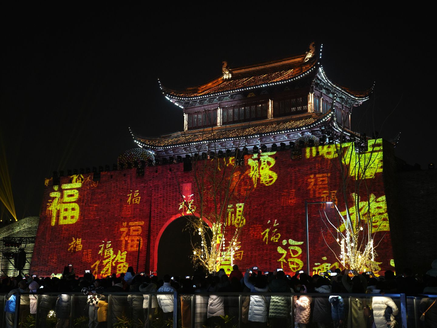 苏州姑苏首个古城墙跨年灯光秀6