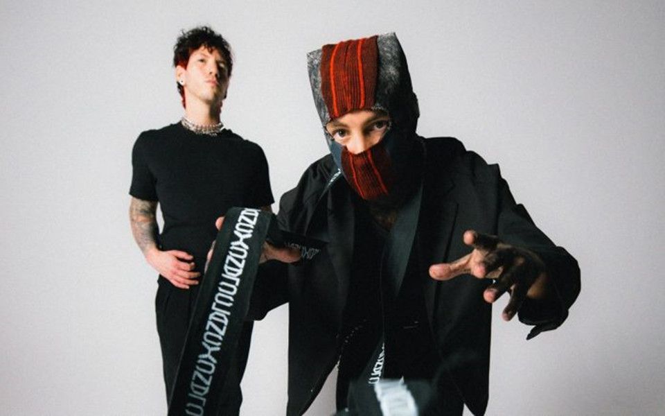 二十一飞行员twenty one pilots - overcompensate (official video)