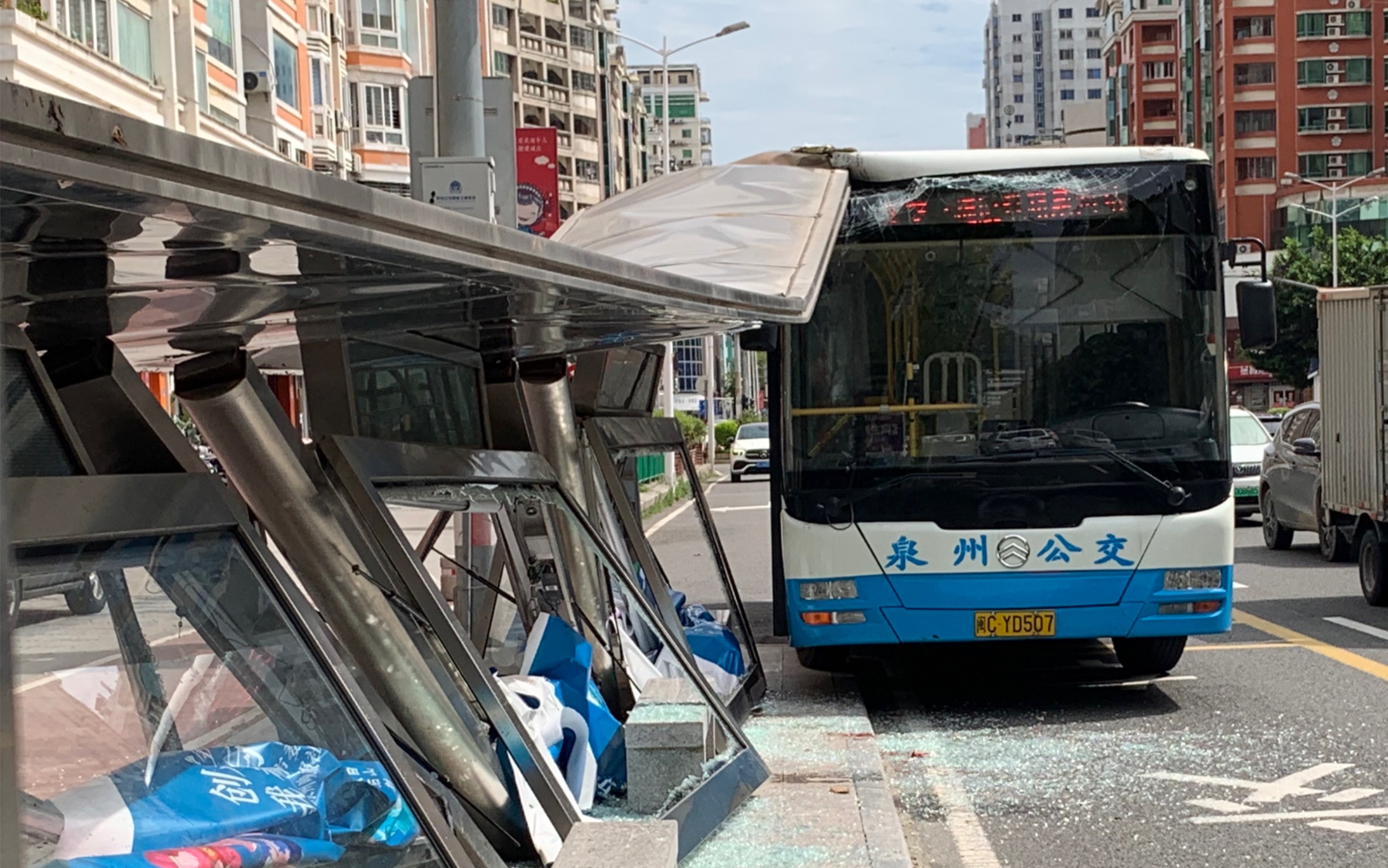 21 泉州公交17路油电混合动力客车撞上公交站