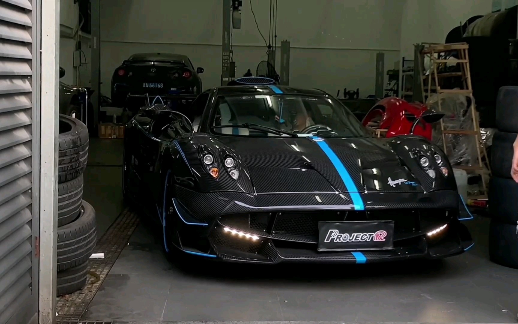 在石250 酒吧开业活动结束后把帕加尼开到了安静的地方停着!