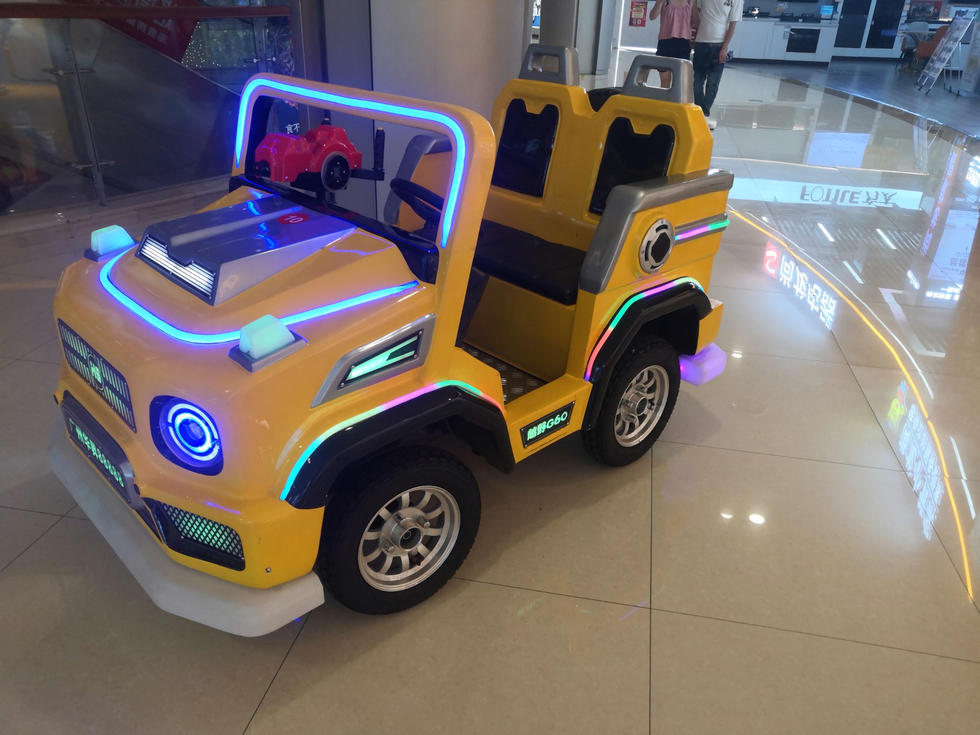 一只黄色的越野车童车