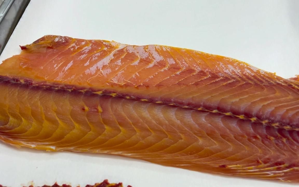 横县人过新年用一条11斤的极品黄肉鲤鱼做鱼生,寓意年年有余!