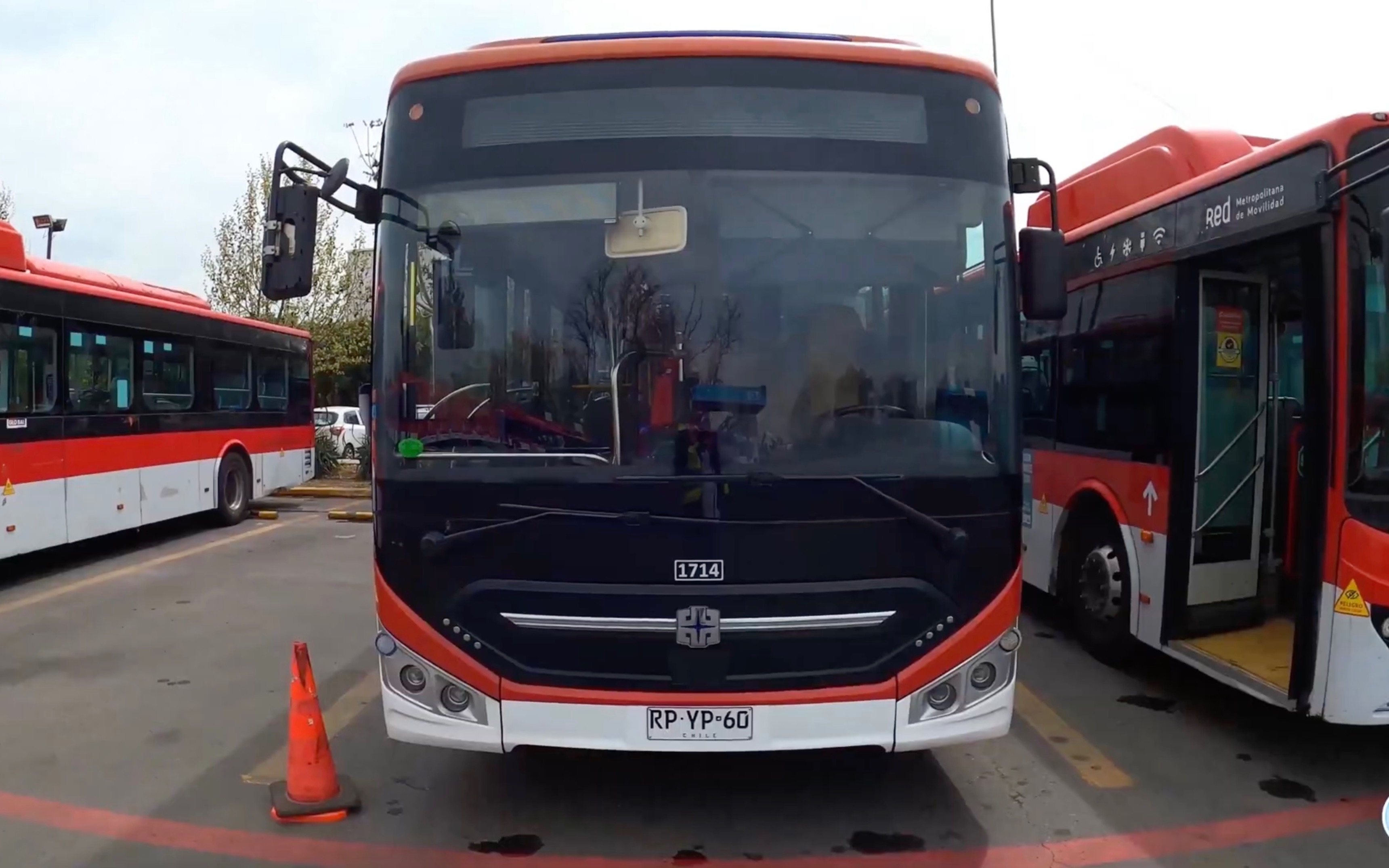 40台中通纯电大巴加入智利首都公交车队