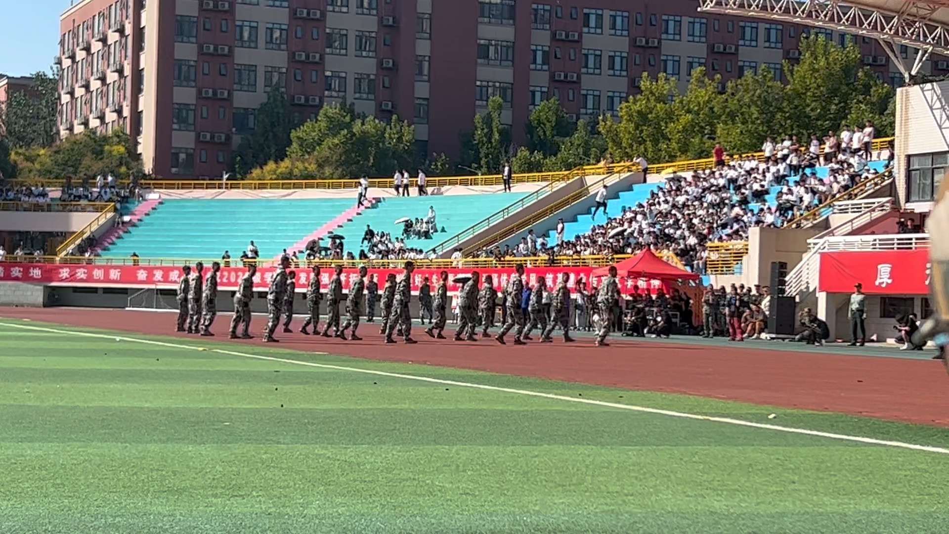 [图]山东建筑大学军训汇演全程录像（学生摄）